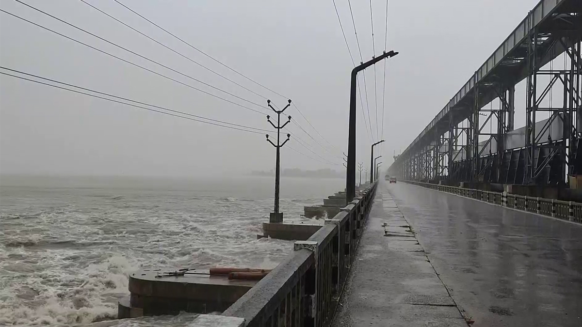 बस र ट्रक आपसमा जुध्दा ट्रक सप्तकोशीमा खस्यो, तीन जनाको सकुशल उद्धार